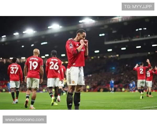 曼联争冠困境加剧：战术转型迟缓与阵容短板，豪门竞争力持续承压